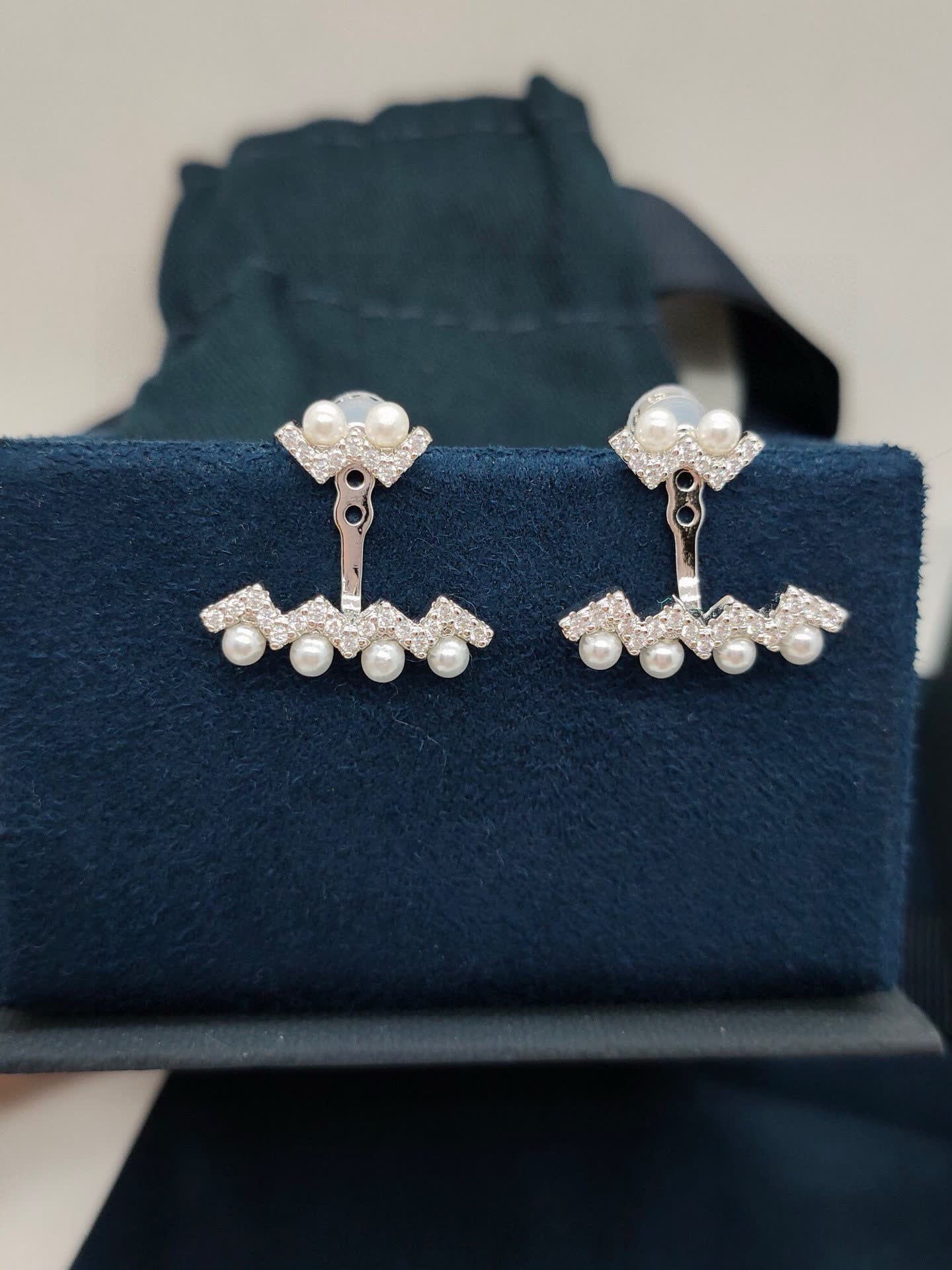 APM Monaco Elegant Silver and Pearl Stud Earrings